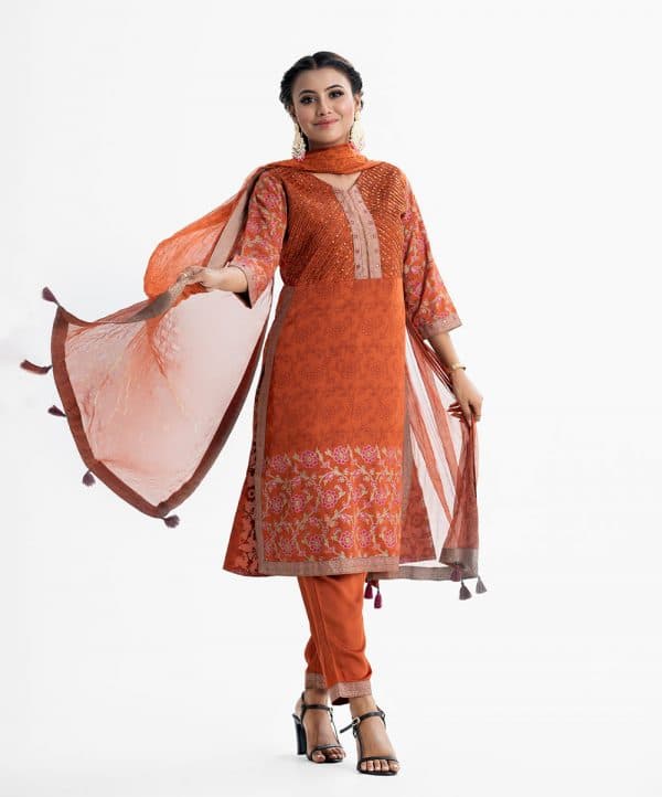 Women's printed straight salwar kameez in crepe fabric. V-neck, three-quarter sleeved. Patch attachments with karchupi at the front. Completed with crepe culotte pants and chiffon dupatta.