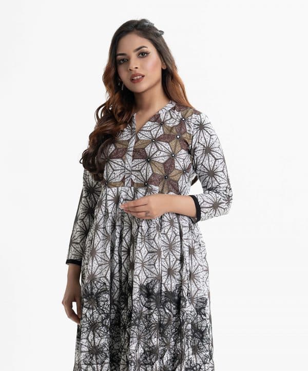 Printed A-line tunic in viscose fabric. Stand collar, three-quarter sleeved. Gathered at the waistline and embroidery at the front.