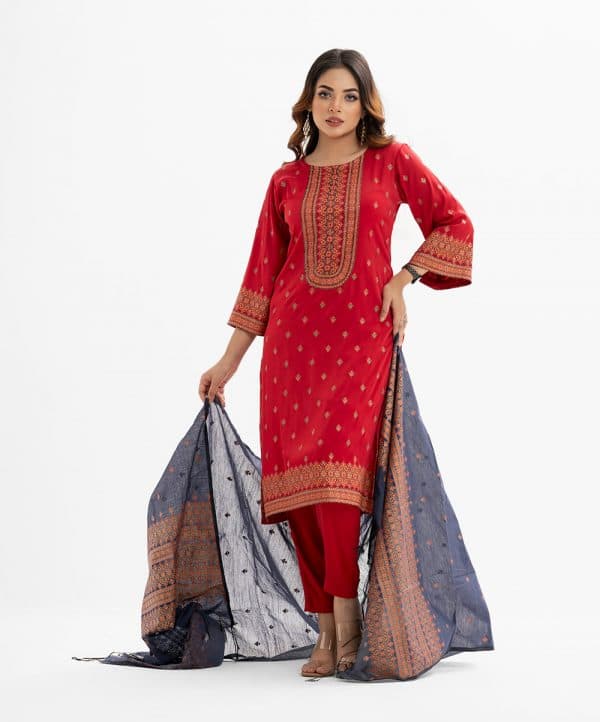 Women's printed straight salwar kameez in crepe fabric. Round neck, three-quarter sleeves and karchupi at the front. Paired with joom pant and a half-silk dupatta.