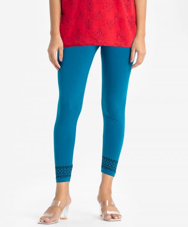Women's leggings in stretchable cotton knit fabric. Concealed elasticated waistline and print at hemline.
