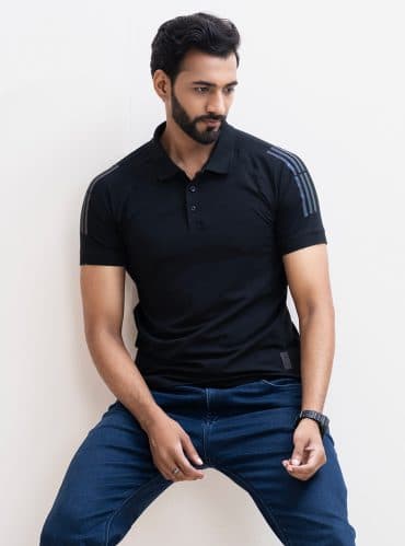 Men's polo shirt in stretched cotton knit fabric. Classic collar, short sleeves and a straight-cut hem.