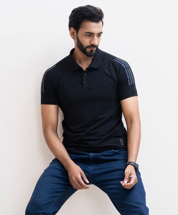 Men's polo shirt in stretched cotton knit fabric. Classic collar, short sleeves and a straight-cut hem.