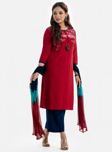 Women's floral printed Salwar Kameez in viscose fabric. Round neck, three-quarter sleeves and karchupi at the front of kameez. Chiffon dupatta with culotte palazzo pants.