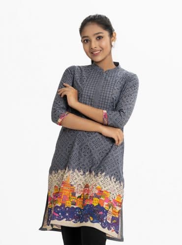 Teen girl printed straight kameez in chambray fabric. Mandarin collar, three-quarter sleeved. Line stitching at the front and bruges print at the hemline.