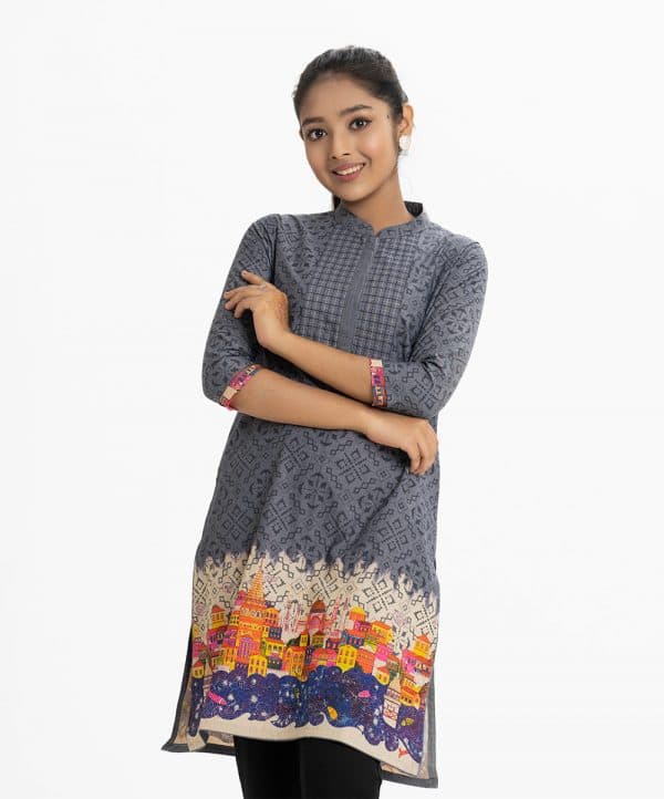 Teen girl printed straight kameez in chambray fabric. Mandarin collar, three-quarter sleeved. Line stitching at the front and bruges print at the hemline.