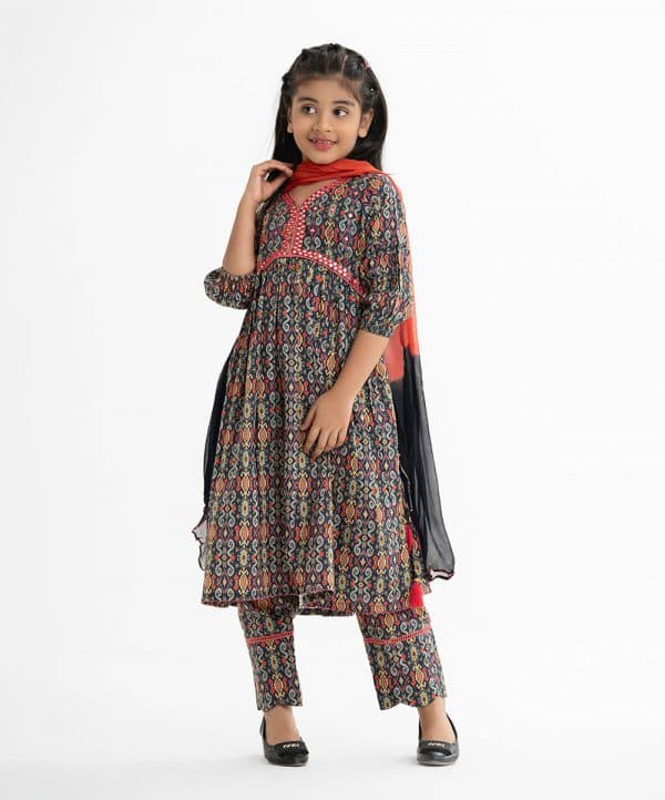 Kid girls printed tent-style salwar kameez in cotton fabric. V-neck and three-quarter sleeves. Embroidery at the front and gathered at the waistline. Side slits with tassel tie. Complemented with pant and tie-dye dupatta.