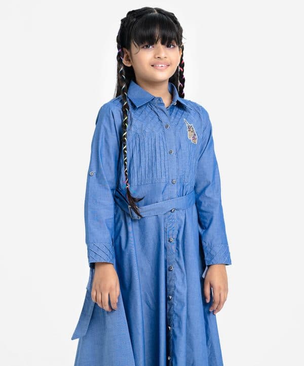 Kids A-line frock in chambray fabric. classic collar, long-sleeved. Button fasting and line stitching at the front. Adjustable belt