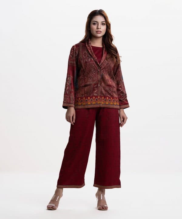 Women's top-bottom set in printed Georgette fabric. Shawl neck, full sleeves. Embroidery, two pockets with button opening at front. Palazzo pants as the bottom.