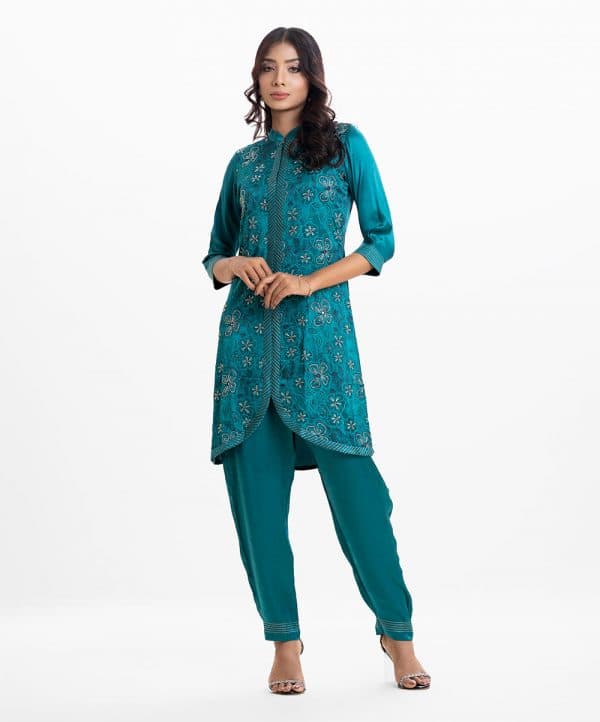 Women's top and bottom set in silk viscose blended fabric. Mandarin collar, three-quarter sleeved. Tulip hemline and karchupi at the front with palazzo pants.