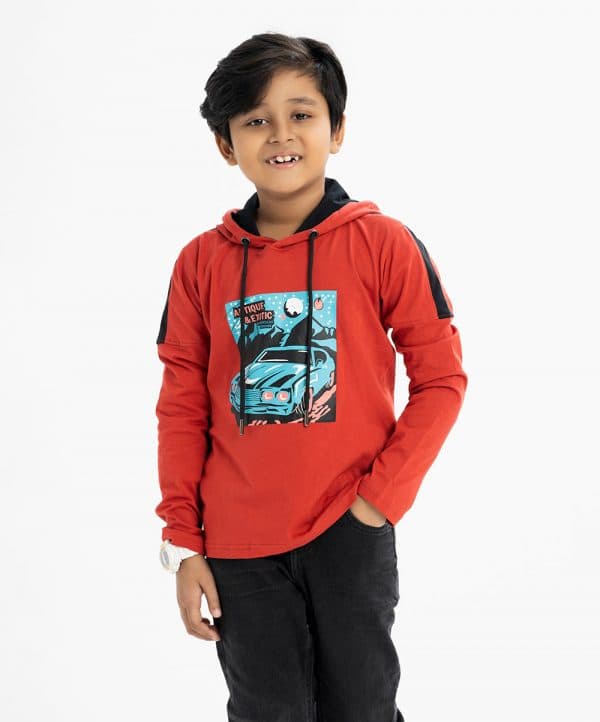 Kid boy's long-sleeved hoddie T-shirt in cotton single jersey fabric. Car print at the front and matching twill tape on the shoulders.