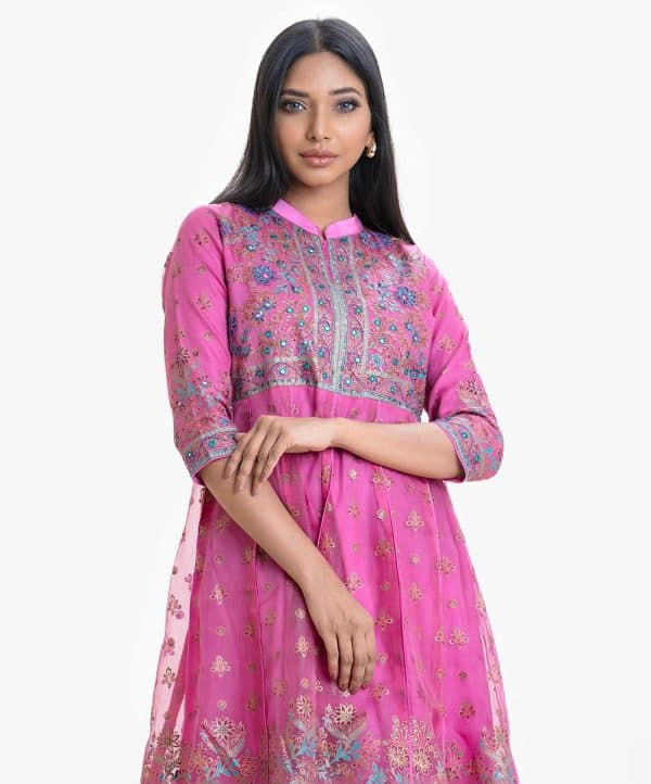 Exclusives layered tunic in muslin fabric with crepe inner from Nargisus by Le Reve. Mandarin collar, three-quarter sleeves and elongated hem. Floral printed with karchupi.