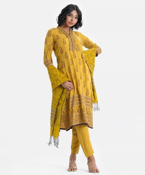 Women's paisley printed straight salwar kameez in viscose fabric. V-neck, three-quarter sleeves kameez. With a half-silk dupatta and palazzo pants.