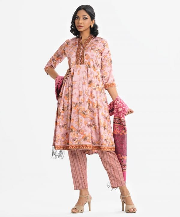 Printed salwar kameez in georgette kameez. V-neck, three-quarter sleeved. karchupi at the front and patch at the hemline. Crepe culotte pant and half silk dupatta.