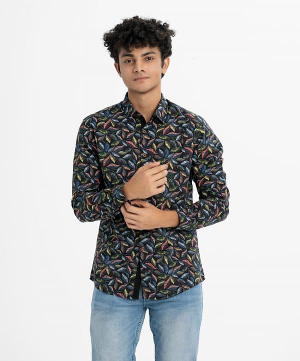 Men's long sleeve casual shirt in printed cotton fabric. Classic collar, button fastening at the front and adjustable metal buttons at cuffs.