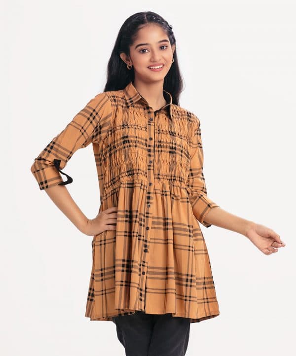 Women's A-line check tunic in printed viscose fabric. Classic collar, long-sleeved. Wave pin-tuck and button fastening at the front.