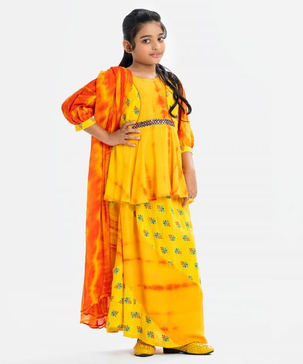 Kid girls tie-dye printed ghagra choli set in viscose fabric. Bishop sleeves, round neck and karchupi at the front on top. A tie-dye chiffon dupatta with a paneled skirt.