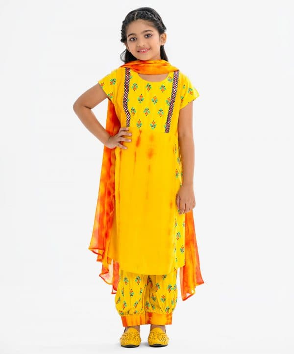 Kids girl A-line salwar kameez in viscose fabric. Round neck, short-sleeved. Karchupi at the front. Afgani pant and Tie-dye chiffon dupatta