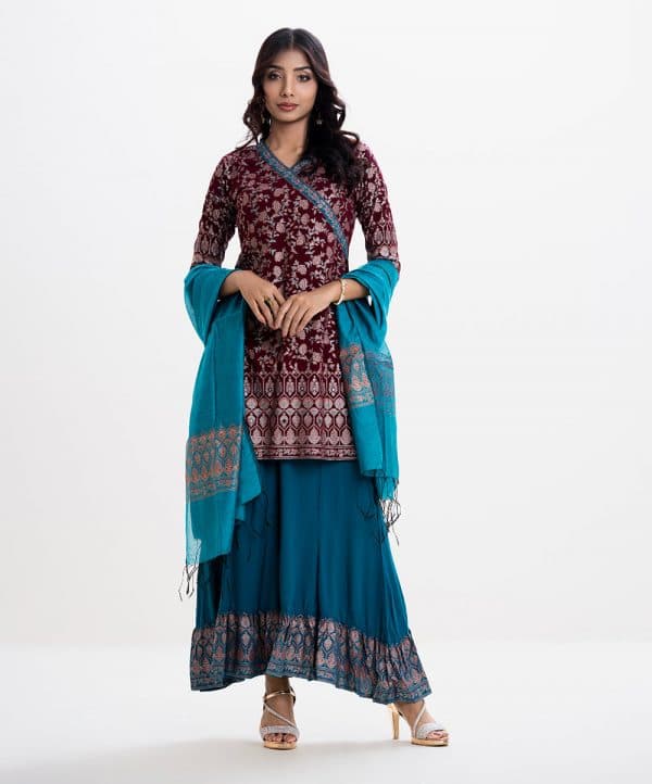 Women's printed retro warp style salwar kameez in Viscose fabric. karchupi at the front. Skirt-style palazzo and half silk dupatta.
