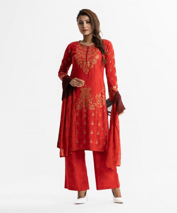 Printed straight salwar kameez in viscose fabric. Round neck, long sleeves. Karchupi at the front. Complented with viscose Palazzo pant and chiffon dupatta.