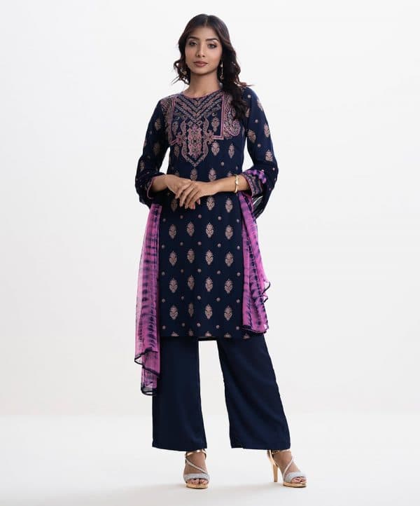 Women's printed straight salwar kameez in textured georgette fabric. Round neck, karchupi at the front and full sleeves. Crepe silk palazzo and chiffon dopatta.