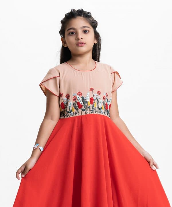 Kid girls elongated hem frock in georgette fabric with viscose inner. Cap sleeves, round neck. Karchupi at the front with tie-cord waist belt.