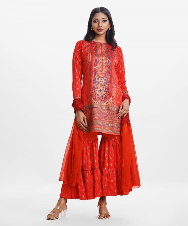 Printed straight salwar kameez in crepe fabric. Round neck, full sleeves and karchupi at front. Chiffon dupatta with sharara pajamas.