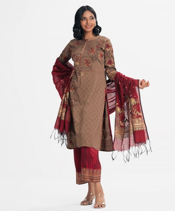 Women's printed Salwar Kameez in zoom fabric. Stand collar, three-quarter sleeves and karchupi at the front of kameez. Half-silk dupatta with crepe palazzo pants.