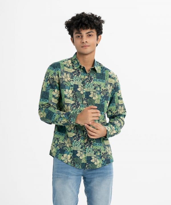 Men's casual long sleeve casual shirt in printed cotton fabric. Classic collar, button fastening at the front and adjustable metal buttons at cuffs.