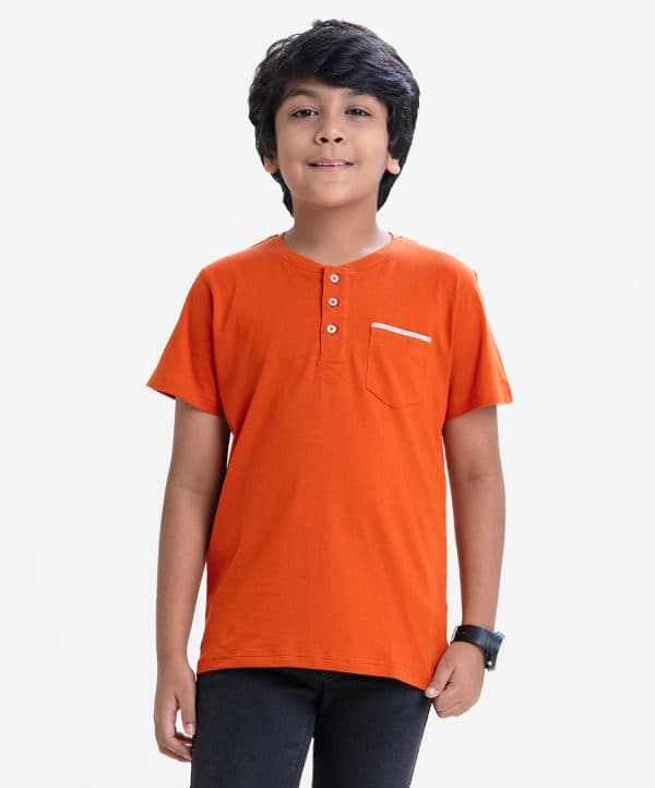 Kid boys Henley T-Shirt in cotton single jersey fabric. Round neck with front button fastening and short sleeves with a chest pocket.