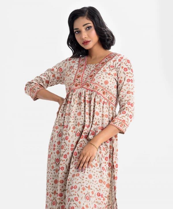 Printed straight kameez in zoom fabric. V-neck, three-quarter sleeved. karchupi at the front and hemline. Gathered at the waistline.