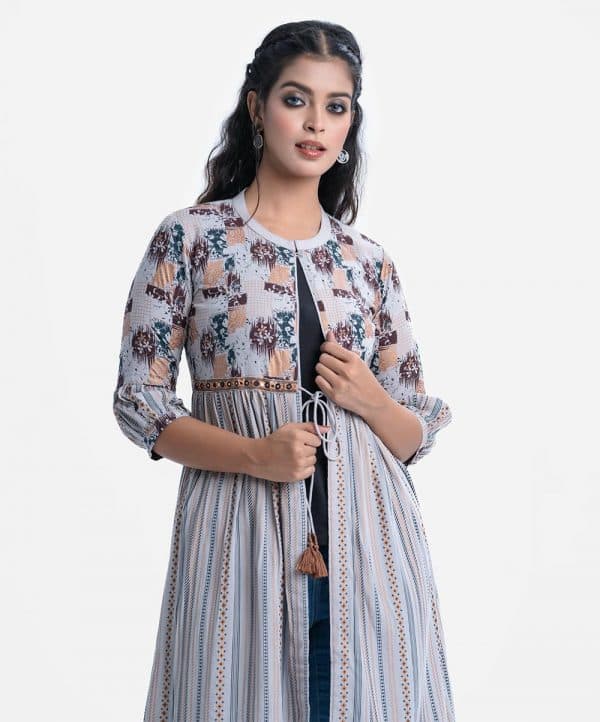 Printed A-line long shrug in viscose fabric. Stand collar with front opening with tassel tie. three-quarter sleeves.with Karchupi at the waist part.
