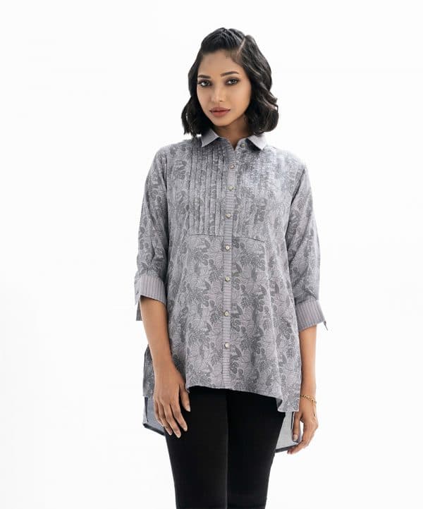 Printed ladies shirt in crepe fabric. Classic collar, long-sleeved with adjustable cuff. High low hem and button fastening at the front.