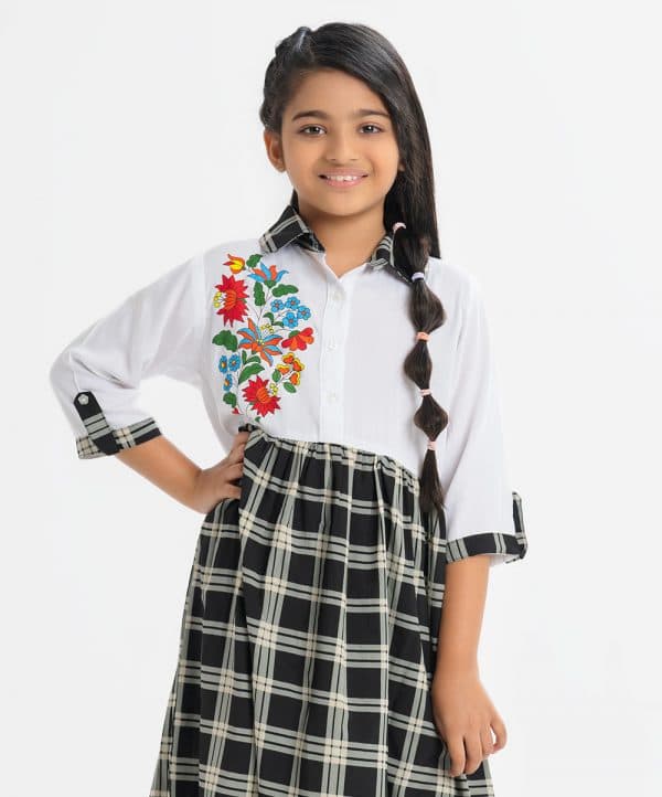 Kid girls A-line tunic in half-body in viscose and below half in georgette fabric. Three-quarter roll-up sleeves and classic collar with buttons placket.