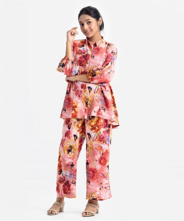 Teen girls A-line top bottom set in printed georgette fabric. Classic collar, balloon sleeve and frill trim at both side waistline of tops. Palazzo pants with inseam pockets as the bottom.