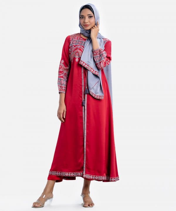 Printed abaya set in crepe fabric. Round neck, bishop-sleeved. karchupi and front opening with tassel tie and a printed georgette dupatta.