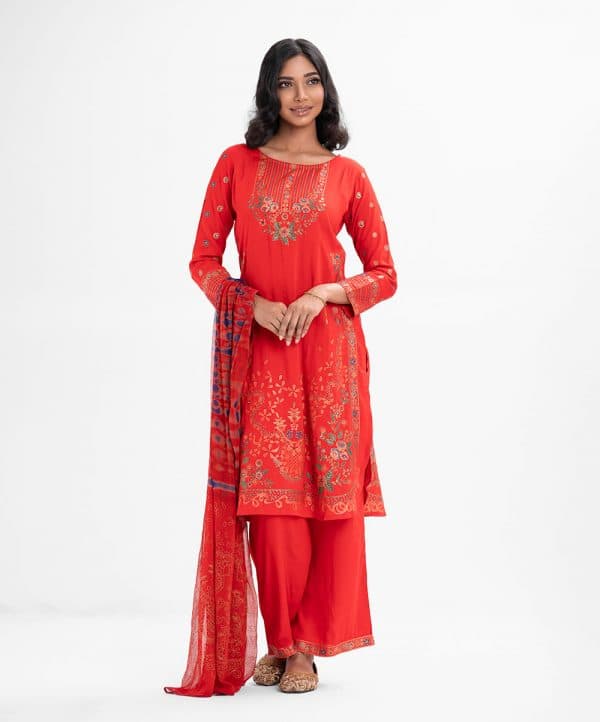 Women's printed straight salwar kameez in viscose fabric. Round neck, three-quarter sleeved and karchupi at the front. Complemented with viscose palazzo pants and chiffon tie-dye dupatta.