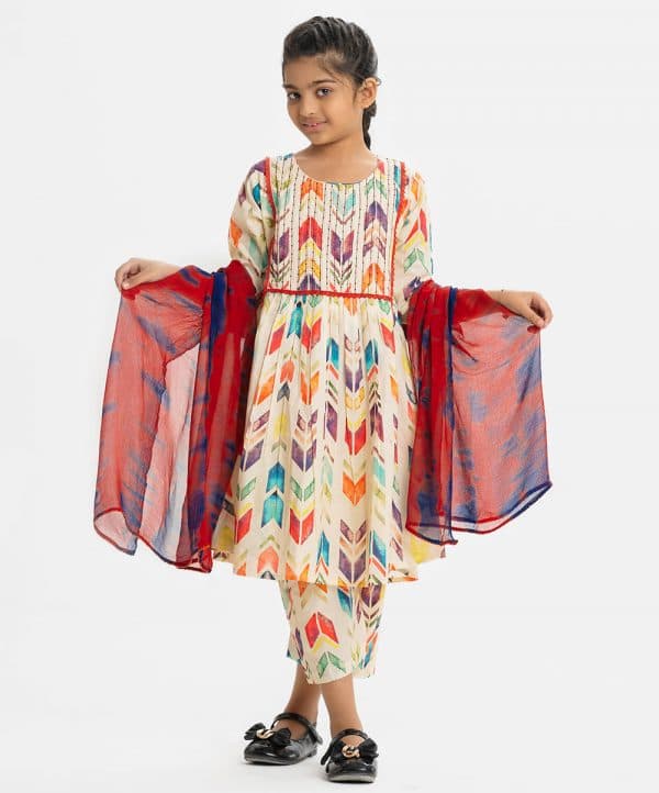 Kid girls salwar kameez in cotton fabric. Stand collar, three-quarter sleeved and karchupi at the front. Complemented with pants and chiffon dupatta.