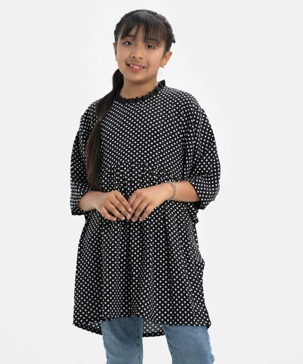 Kid girls polka dot printed short tunic in georgette fabric. Round neck with attached lace, batwings sleeved and gathered at the waistline.
