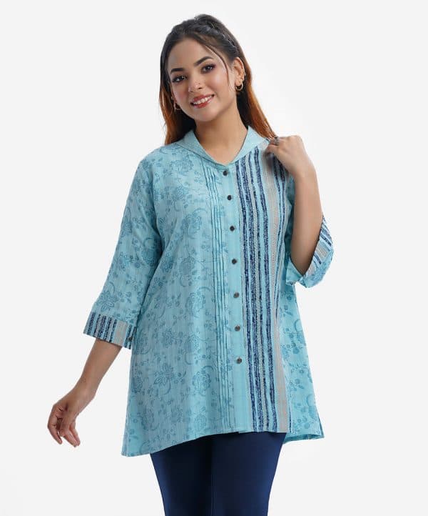 Printed ladies shirt in blended fabric. Lapel collar, three-quarter sleeved with adjustable cuff and button fastening at the front.
