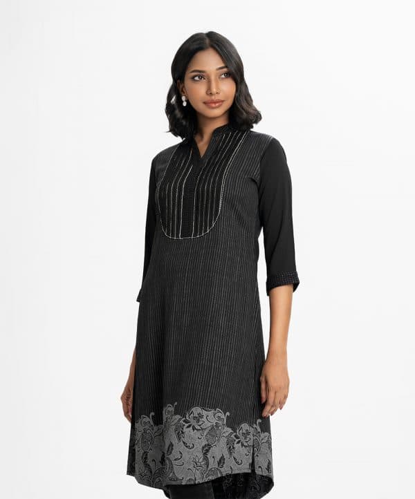 Printed straight kameez in georgette fabric. Mandarin collar, three-quarter sleeves. Karchupi and embroidery at the front, collar and sleeves cuff.
