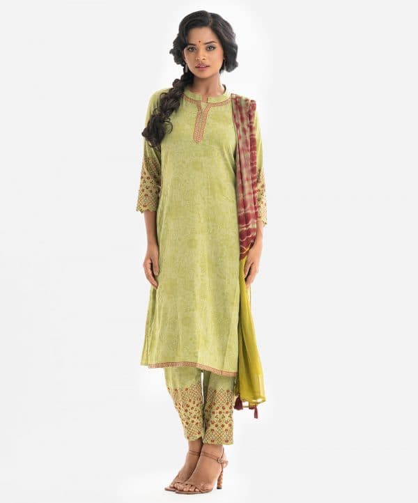 Women's printed straight salwar kameez in joom fabric. Stand collar, three-quarter sleeves. Attached patch at collar, placket and sides. Complemented with joom pant pajama and tie-dye chiffon dupatta.