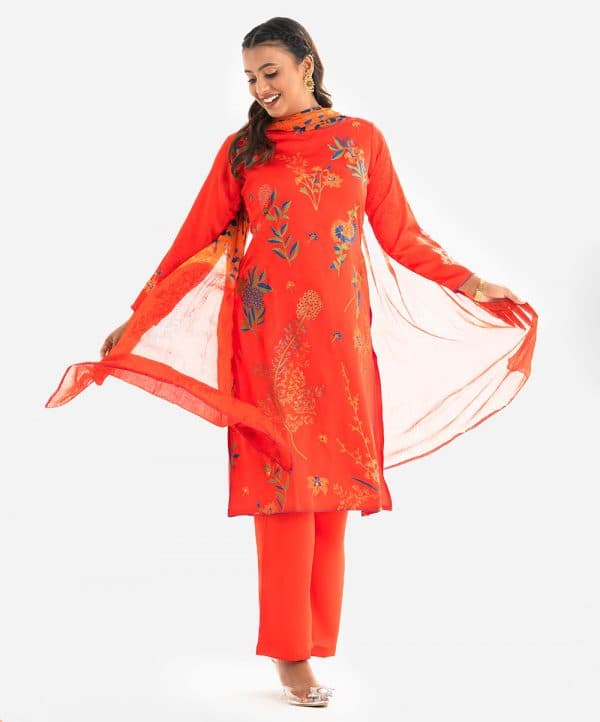 Women's printed straight salwar kameez in crepe fabric. Boat neck, three-quarter sleeves. Karchupi at the front. Complemented with crepe palazzo and tie-dye chiffon dupatta.